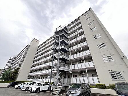 駐車場ももちろん完備しておりますのでお車所有の方にも心強いです。