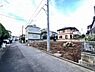 外観：前面道路を含めた現地写真です。