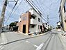 外観：前面道路を含めた現地写真です。