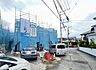 外観：前面道路を含めた現地写真です。