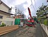外観：前面道路を含めた現地写真です。