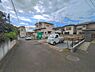 外観：前面道路を含めた現地写真です。