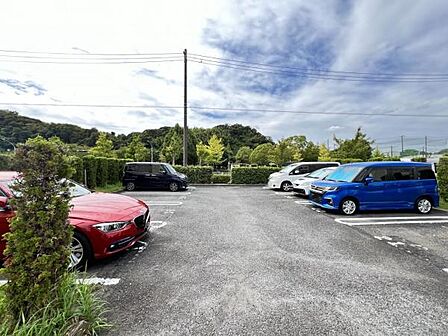 駐車場ももちろん完備しておりますのでお車所有の方にも心強いです。