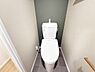 トイレ：シャワー洗浄機能付のトイレは、清潔感が印象的な空間ですね。