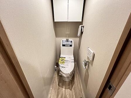 シャワー洗浄機能付のトイレは、清潔感が印象的な空間ですね。