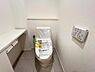 トイレ：シャワー洗浄機能付のトイレは、清潔感が印象的な空間ですね。