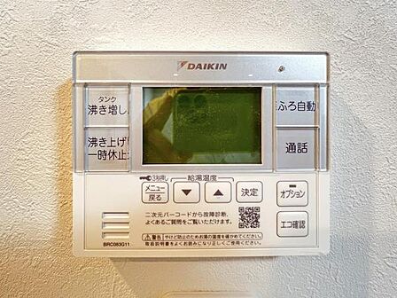 キッチン脇の給湯器のコントロールパネルです。