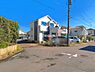 外観：前面道路を含めた現地写真です。