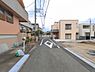 外観：前面道路を含めた現地写真です。