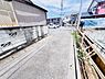 外観：前面道路を含めた現地写真です。