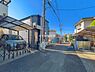 外観：前面道路を含めた現地写真です。