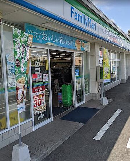 ファミリーマート 福生横田基地前店まで約760m(徒歩10分)