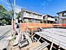 外観：前面道路を含めた現地写真です。