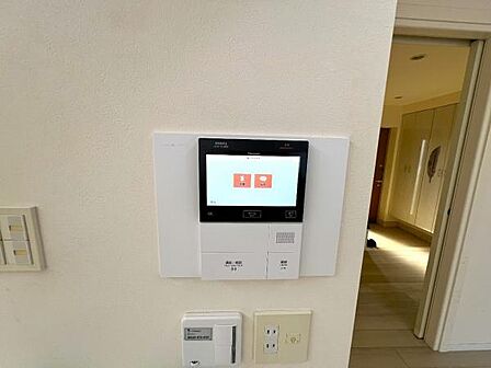 訪問者を確認できるTVモニター付きインターフォンです。