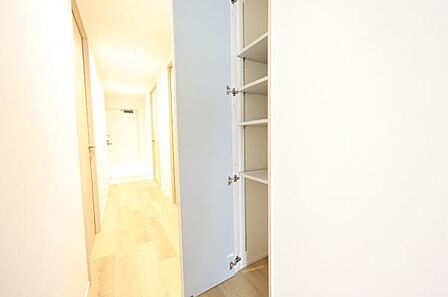 いつでもお部屋をスッキリお使い頂ける収納スペースを設置。