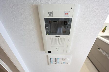 訪問者を確認できるTVモニター付きインターフォンです。
