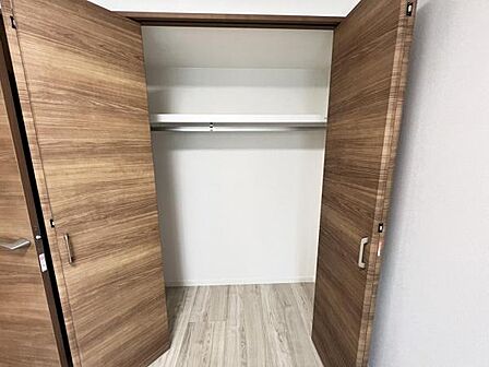 枕棚とハンガーパイプの付いたクローゼットです。