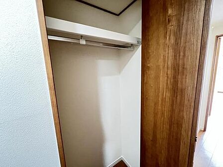 いつでもお部屋をスッキリお使い頂ける収納スペースを設置。