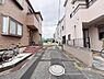 外観：前面道路を含めた現地写真です。ぜひ周辺環境も併せてご覧ください。住宅地につき落ち着いた新生活を始められそうです。