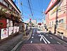 外観：前面道路を含めた現地写真です。ぜひ周辺環境も併せてご覧ください。住宅地につき落ち着いた新生活を始められそうです。