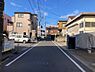 外観：前面道路を含めた現地写真です。ぜひ周辺環境も併せてご覧ください。住宅地につき落ち着いた新生活を始められそうです。