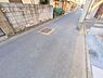 外観：前面道路を含めた現地写真です。