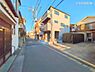 外観：前面道路を含めた現地写真です。