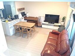 家族団らんの場所としてゆったりと居心地の良いリビングです。明るい日差しが入る風通しの良いリビングです。ご家族みんながゆったりくつろげる広々リビングです。