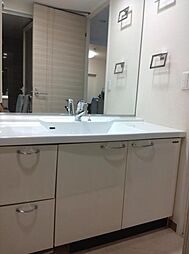 洗面化粧台です。朝の身支度から1日が始まります。収納力と機能性に優れたお手入れラクラク洗面化粧台です。