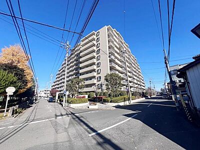 外観：現地写真です。ぜひ現地をご覧くださいませ。穏やかな環境で生活を送れますね。お子様にも暮らしやすい立地です。