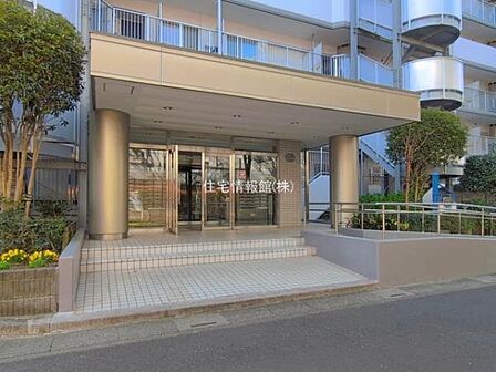 ゆったりとした印象のエントランスです。