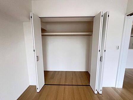 いつでもお部屋をスッキリお使い頂ける収納スペースを設置。