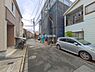 外観：前面道路を含めた現地写真です。