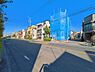 外観：前面道路を含めた現地写真です。