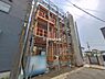 外観：前面道路を含めた現地写真です。