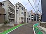 外観：前面道路を含めた現地写真です。