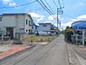 外観：前面道路を含めた現地写真です。