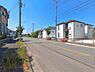 外観：前面道路を含めた現地写真です。