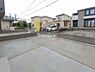 外観：前面道路を含めた現地写真です。
