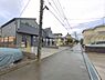 外観：前面道路を含めた現地写真です。