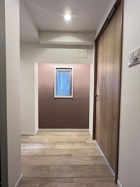 玄関の正面には窓があり、装飾が楽しめそうですね。