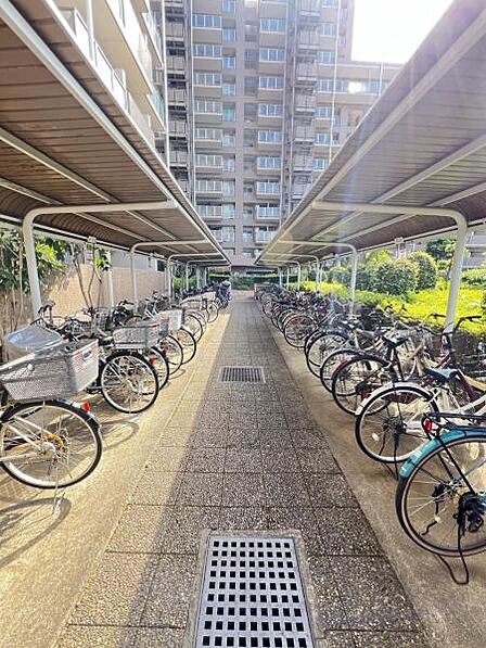 屋根付きの駐輪場は嬉しいですね。