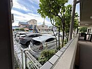 敷地内の平置き駐車場です。