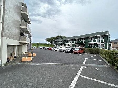駐車場ももちろん完備しておりますのでお車所有の方にも心強いです。