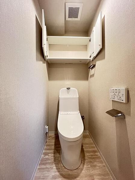 シャワー洗浄機能付のトイレは、清潔感が印象的な空間ですね。