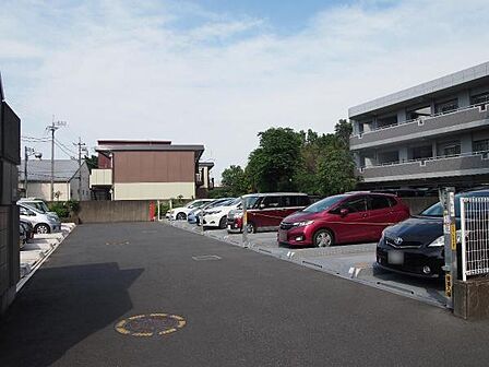 駐車場ももちろん完備しておりますのでお車所有の方にも心強いです。