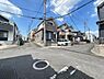 外観：前面道路を含めた現地写真です。