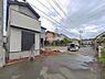 外観：前面道路を含めた現地写真です。