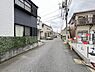 外観：前面道路を含めた現地写真です。