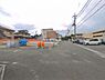 外観：前面道路を含めた現地写真です。